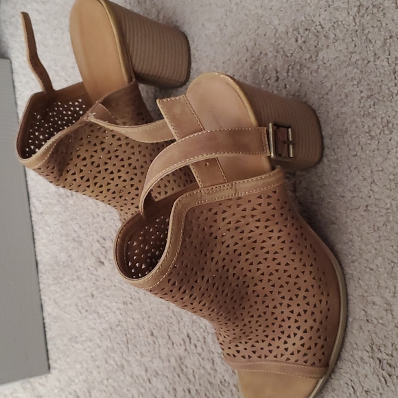 EUC Universal Thread Tan Open Toe Heeled Bootie Sandals - Picture 2 of 5